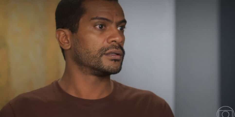 Vai na Fé: Ben vê conta chegar após crime e se desespera (Foto: Reprodução Globo)