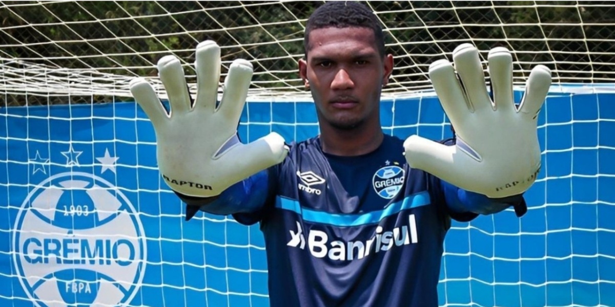 Adriel, do Grêmio, dá soco em porta de vestiário após ser vaiado (Foto: Reprodução)