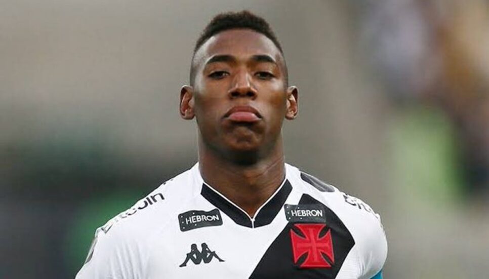 Léo Pelé veste a camisa do Vasco da Gama