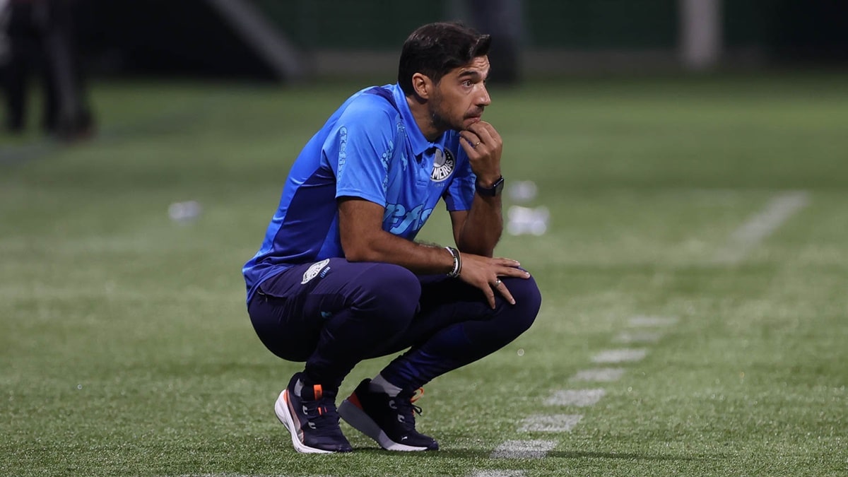 O técnico Abel Ferreira quietinho no canto do Allians Parque 