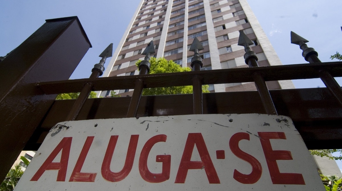 Fachada de imóvel residencial com placa de Aluga-se