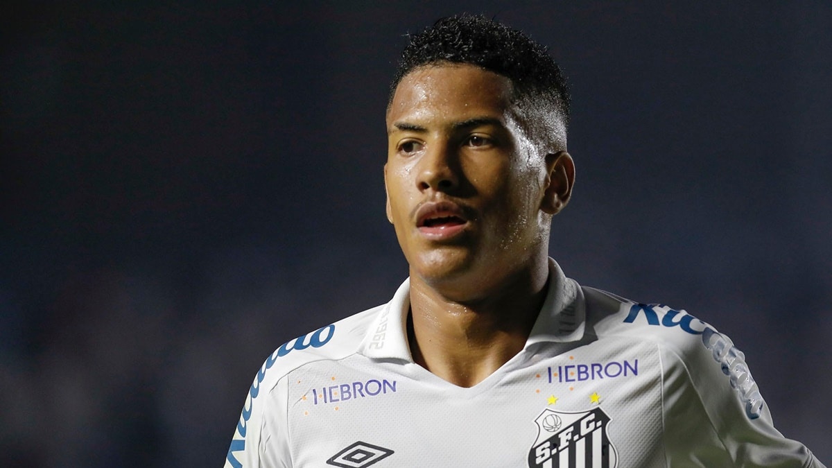 Ângelo Gabriel, jogador de futebol de 18 anos, pode valer milhões ao Santos (Foto: Reprodução/ Getty Images)