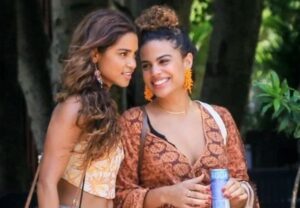 Bia (Clara Buarque) e Brisa (Lucy Alves) em Travessia (Foto: Reprodução / Globo)