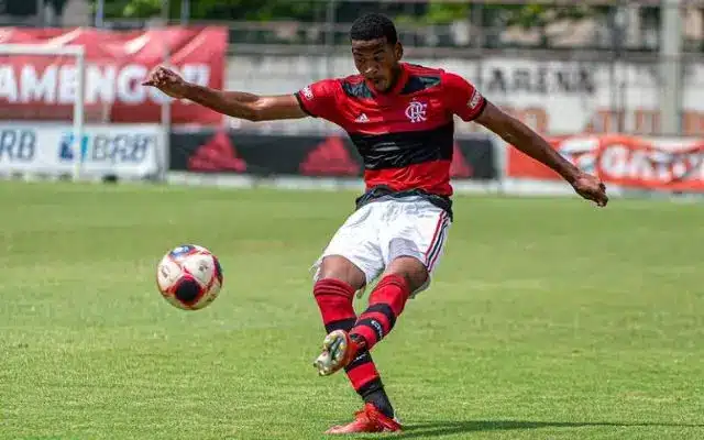 Cleiton atua como zagueiro no Flamengo (Foto: Reprodução)