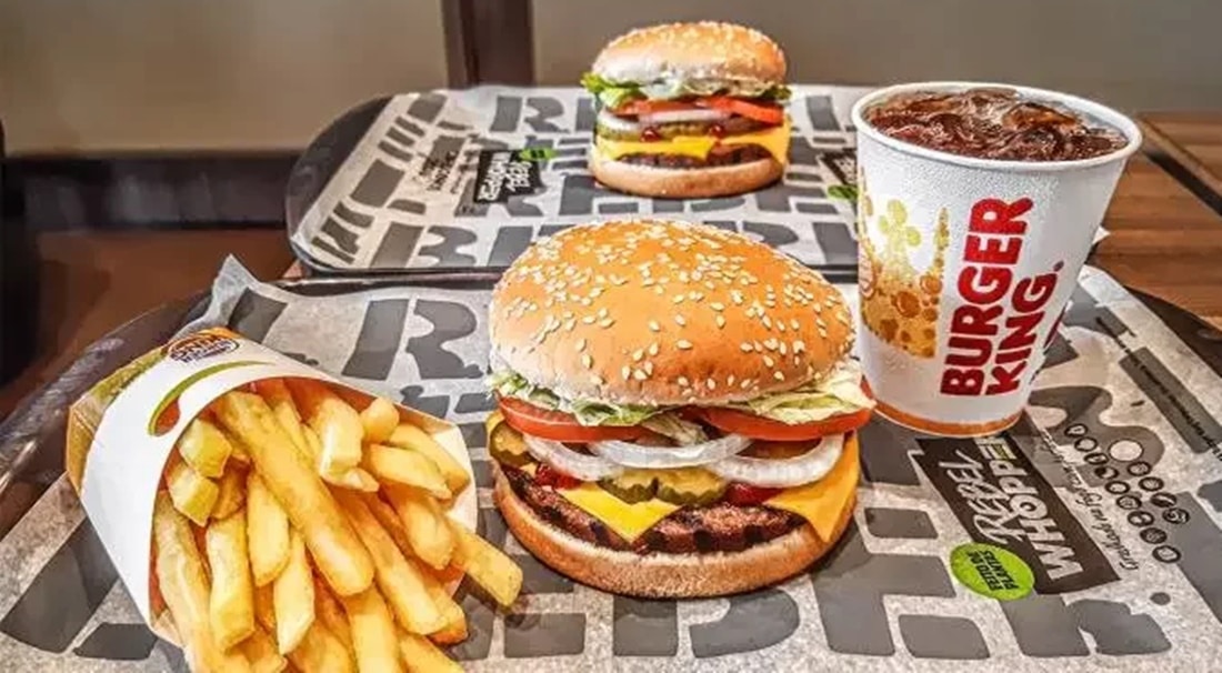 Combo do Burger King e o lanche grátis em outra bandeja