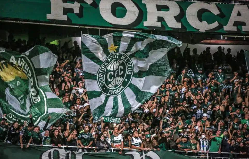 Torcida do Coritiba se revoltou após eliminação do time da Copa do Brasil (Foto: Reprodução)