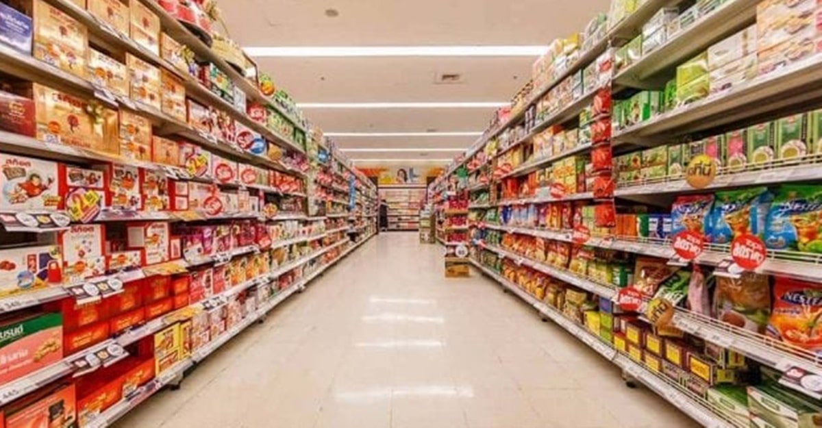 Prateleiras lotadas de alimentos no corredor de grande Supermercado