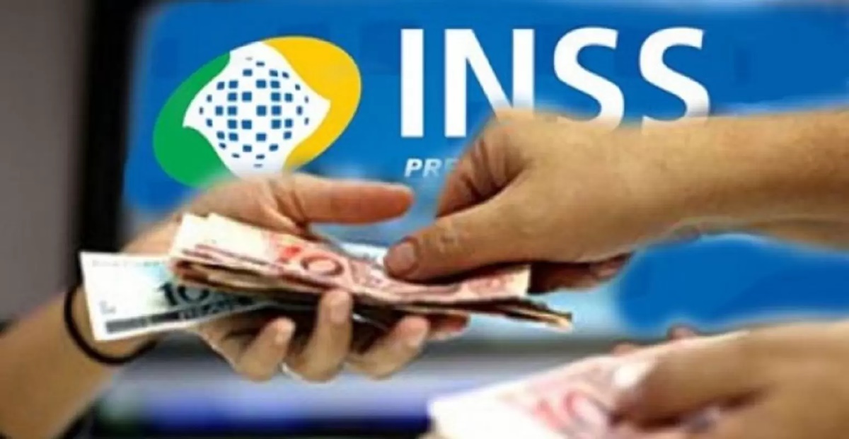 Pessoa recebendo benefício em dinheiro no INSS