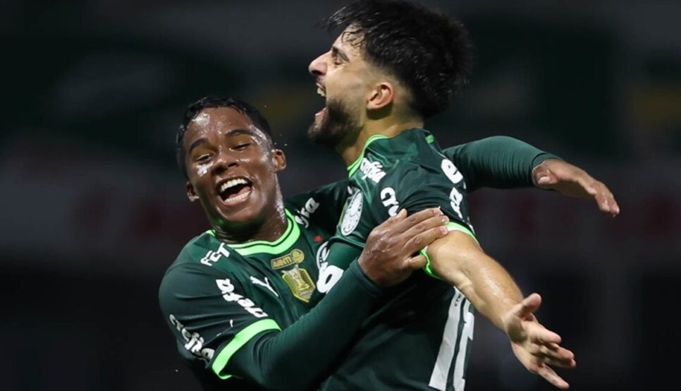 Endrick comemora golaço do colega pelo Palmeiras