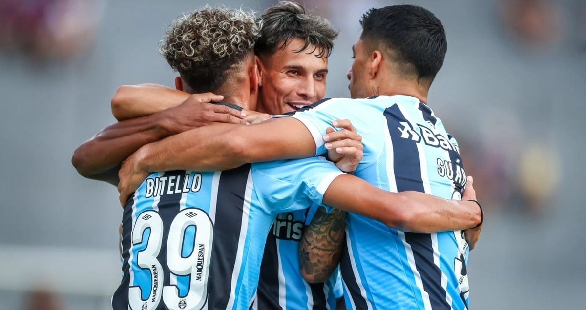 Equipe do Grêmio comemorando um golaço