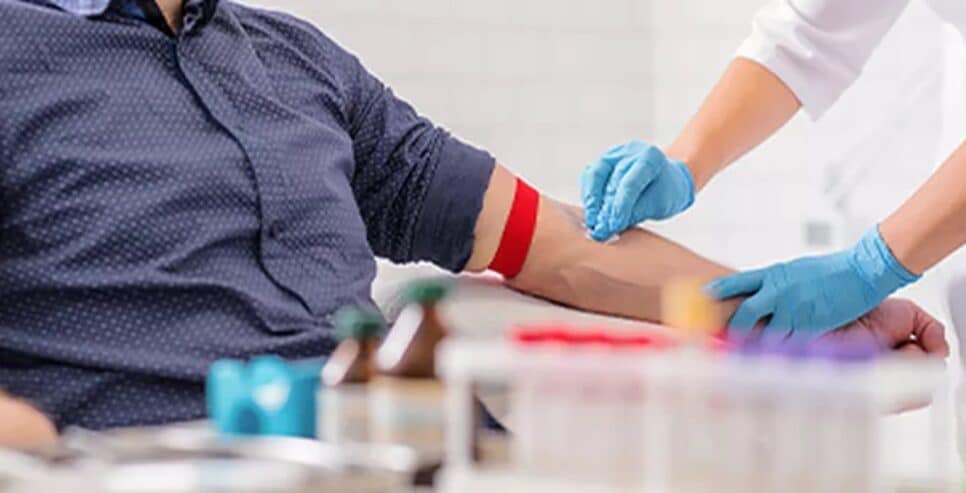 Homem em jejum fazendo exame de sangue