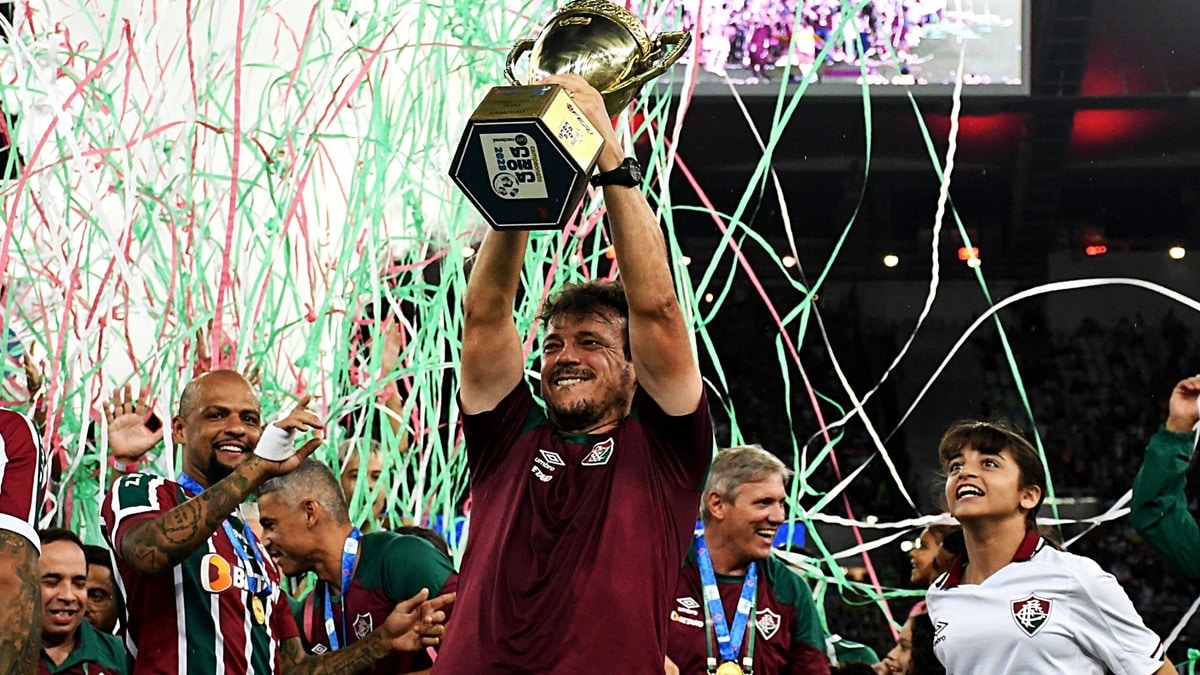 Fernando Diniz levantou a taça do Campeonato Carioca 2023 no Maracanã 