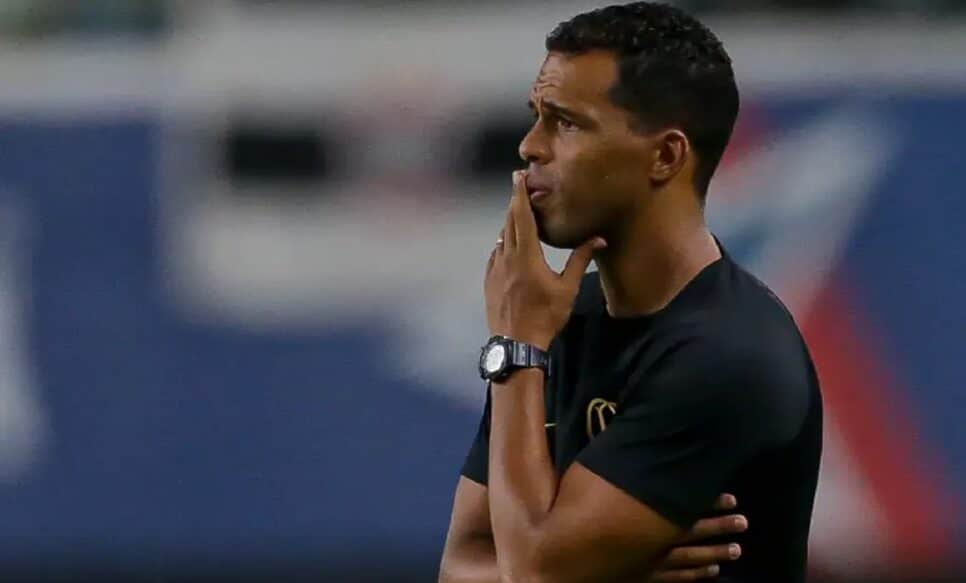 Fernando Lázaro preocupado com atuação do Corinthians