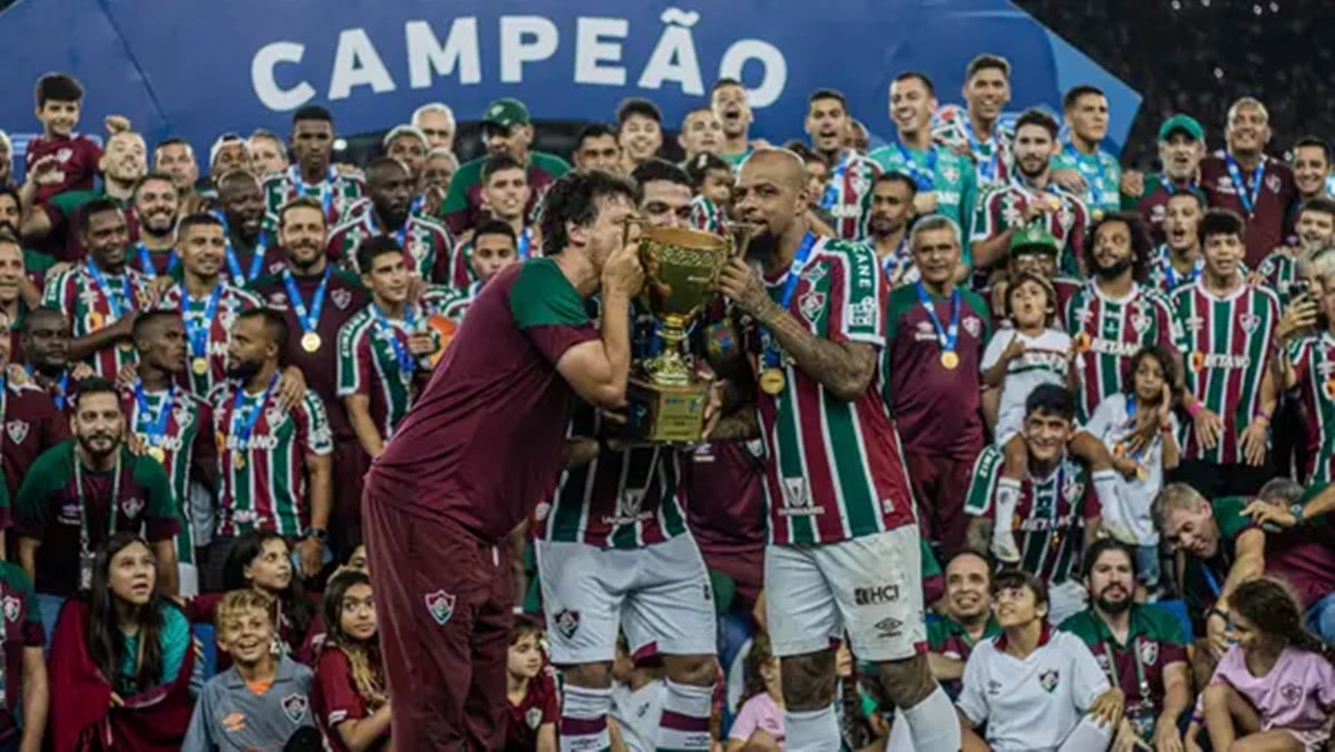 O Fluminense com a taça de Campeão Carioca em 2023 