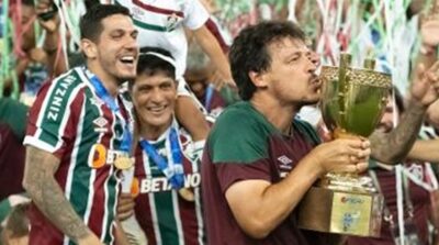 Fernando Diniz beijando a taça de Campeão Carioca 2023 (Foto: Reprodução/ Jorge Rodrigues/ AGIF)