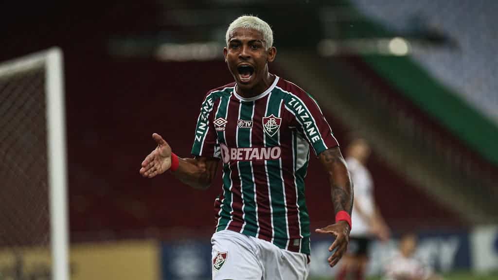 John Kenney se dá bem no Fluminense e situação explode no time