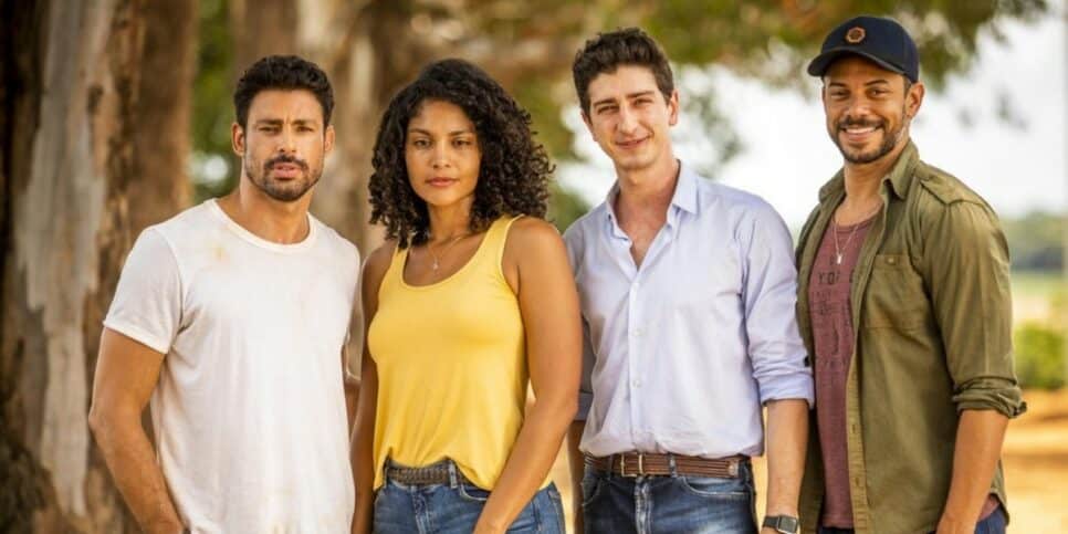 Terra e Paixão Sem Aline, Caio perde a cabeça ao vê-la com irmão (Foto: Globo/João Miguel Júnior)