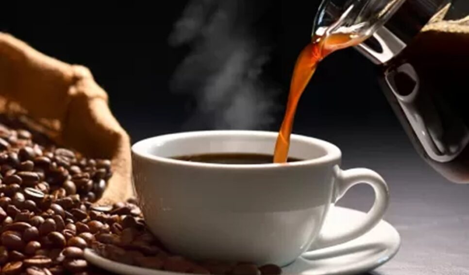 acetona mistura Bebida Cafeteira despejando o café em uma xícara grande ao lado de grãos