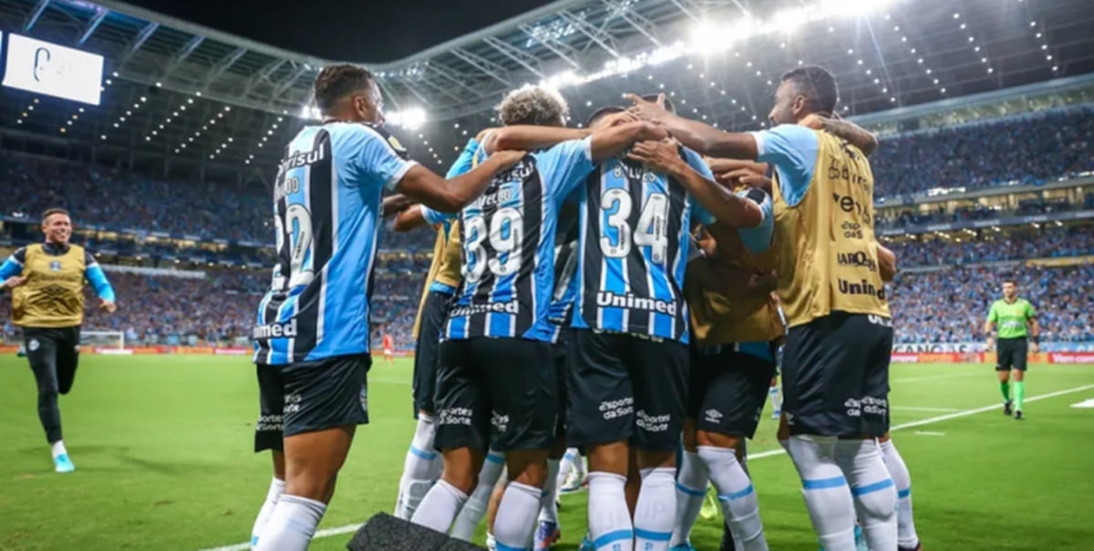 A equipe de Renato Portaluppi, do Grêmio, comemorando gol