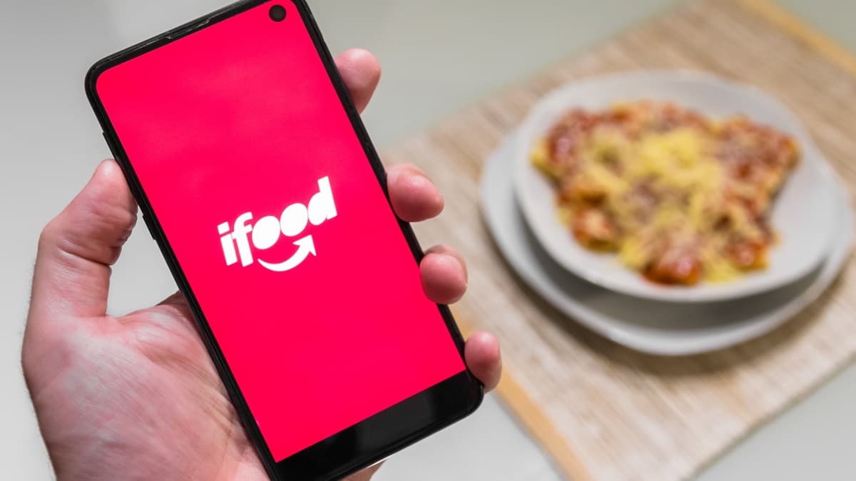 Aplicativo de celular do Ifood e entrega de comida realizada