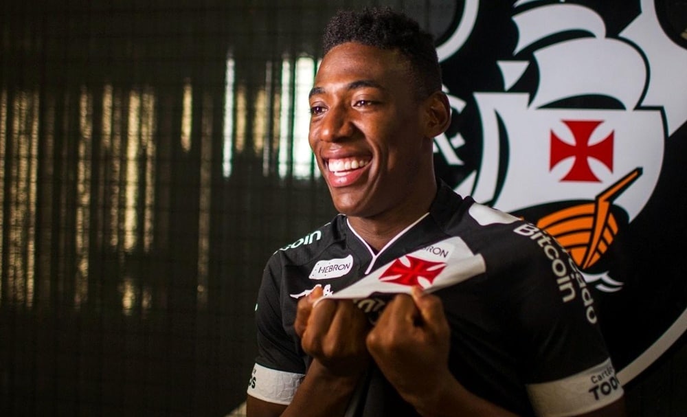 O zagueiro vestindo a camisa do vasco da Gama esbanja humildade e talento 