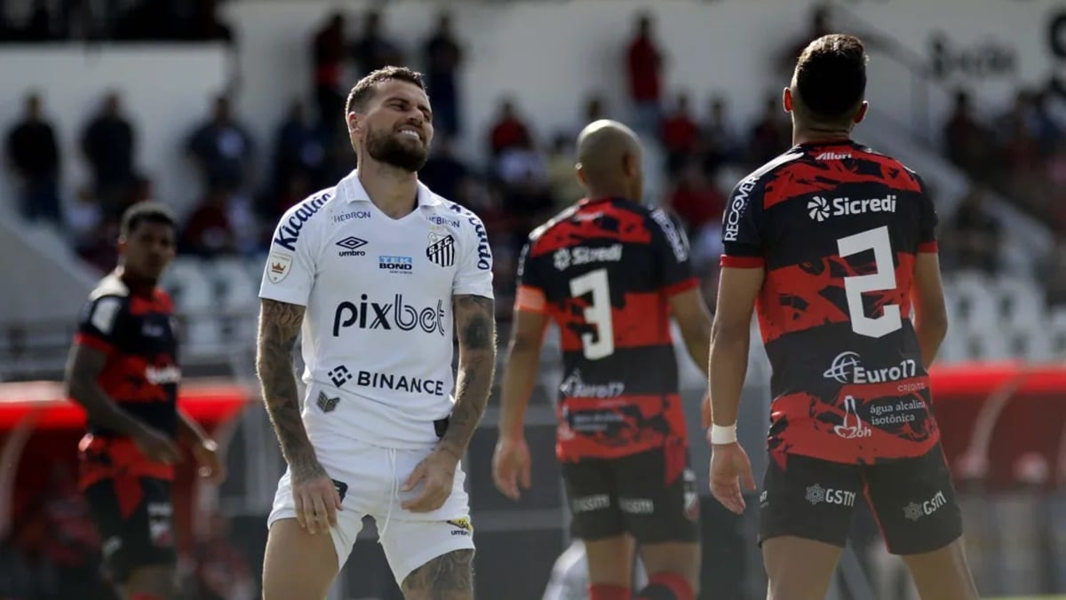 Lucas Lima em campo pelo Santos na eliminação do Paulistão