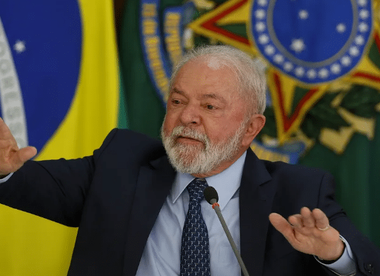 O presidente Lula aumenta salário mínimo do brasileiro