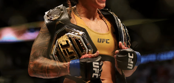 Famosa do UFC admitiu ter sido abusada pelo próprio pai (Foto: Reprodução)