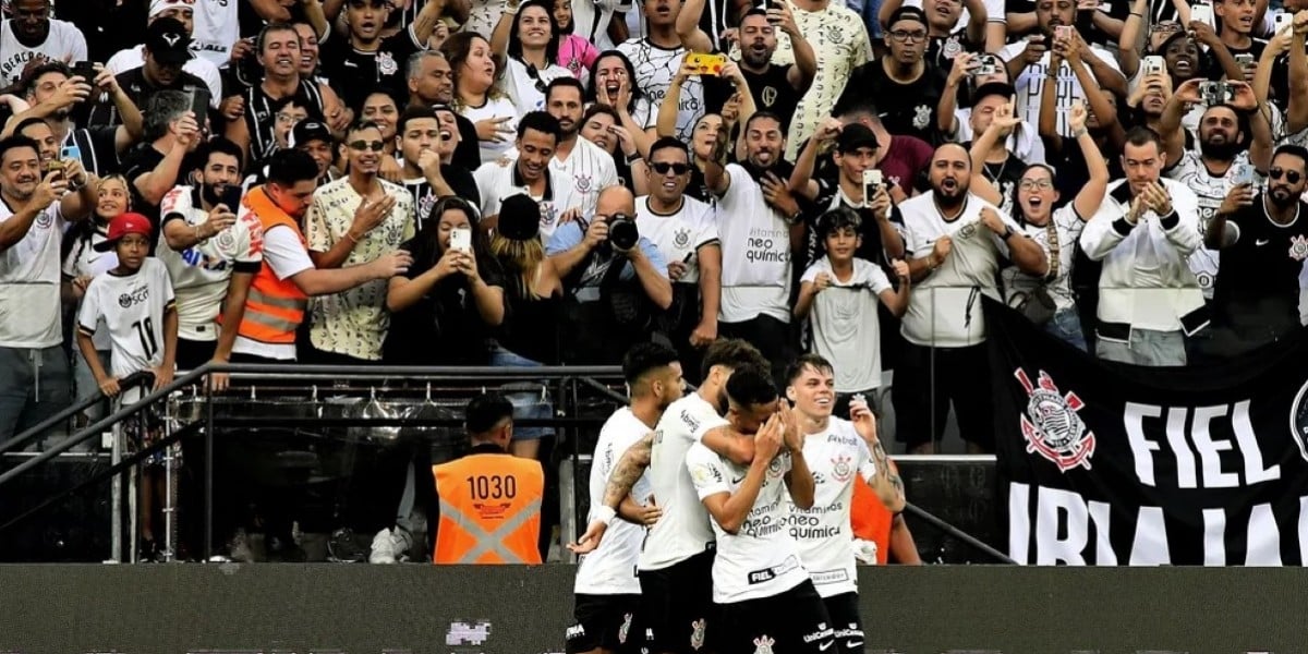 Matheus Araújo chora após gol em partida entre Corinthians x Cruzeiro (Foto: Marcos Ribolli)