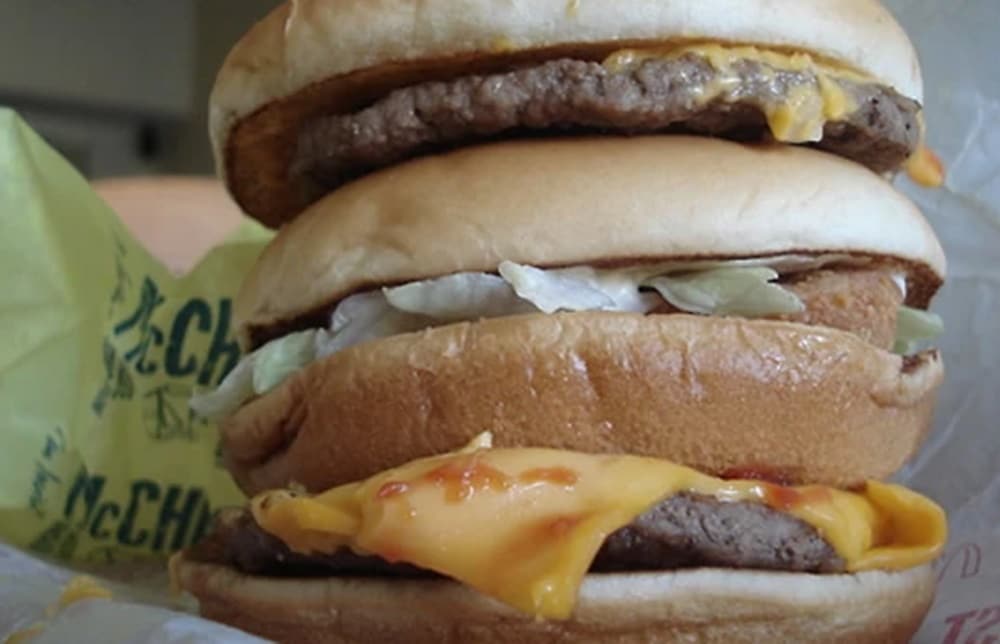 O sanduíche McGangBang está fazendo sucesso entre os clientes e é uma opção que mata a fome a um custo mais baixo