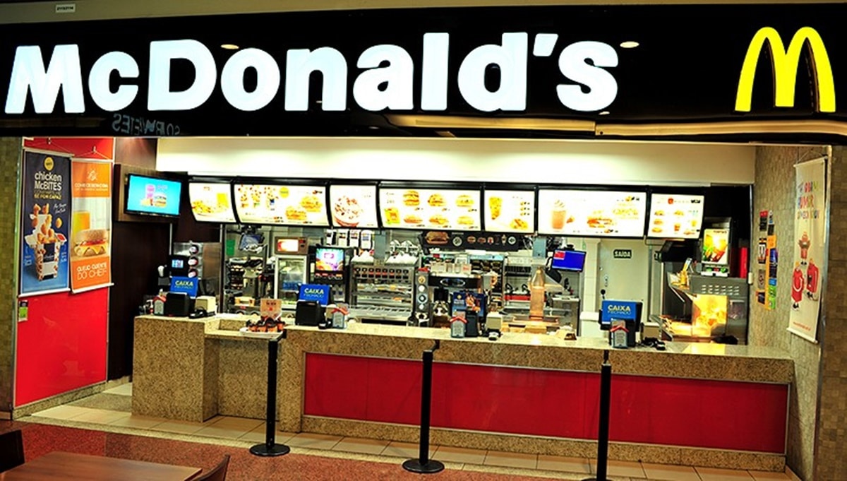 Loja do McDonald's de atendimento rápido na praça de alimentação de shopping 