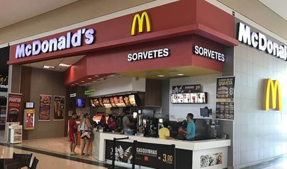 McDonald's em praça de alimentação de shopping