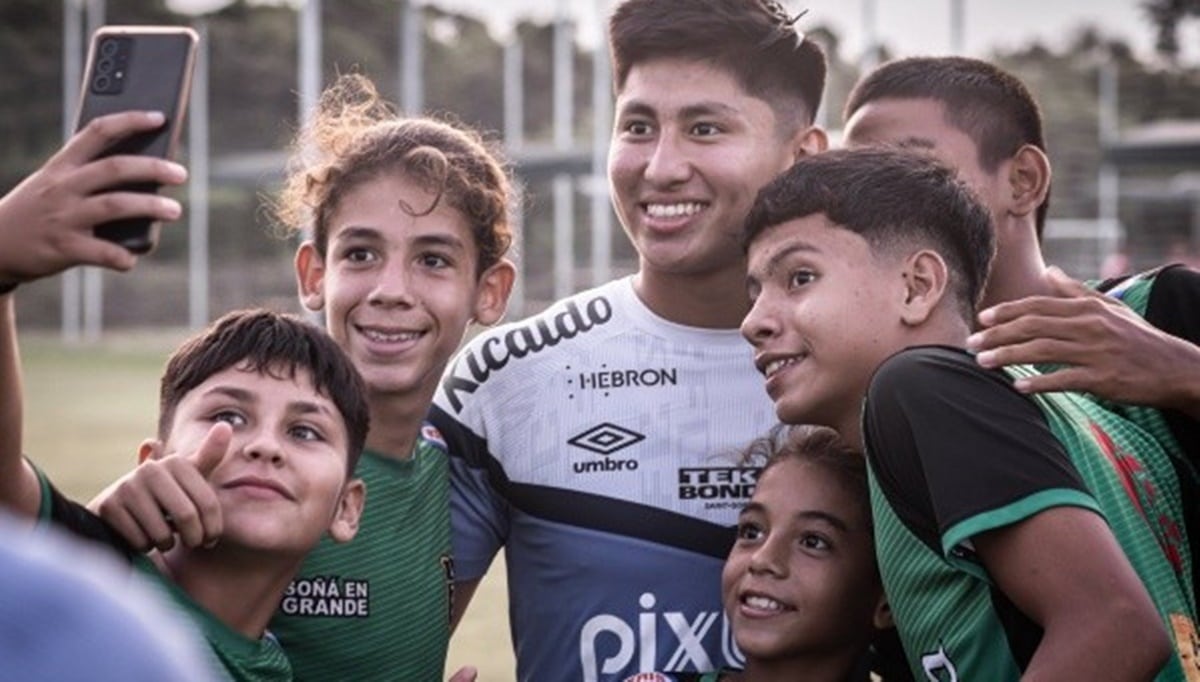 Miguelito no treino final do Santos, na Bolivia, rodeado por crianças do país