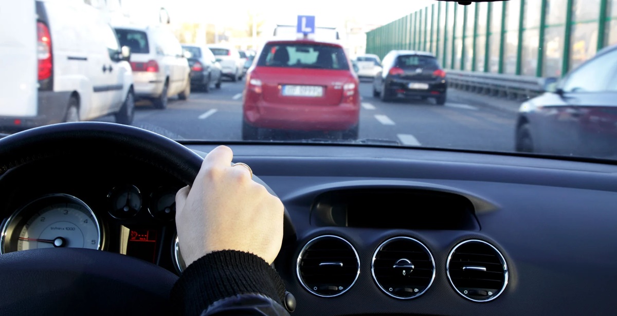 Homem habilitado dirigindo seu carro