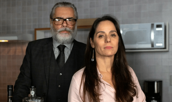 Pilar é descoberta no folhetim da Globo e avisa Montez (Foto: Reprodução)