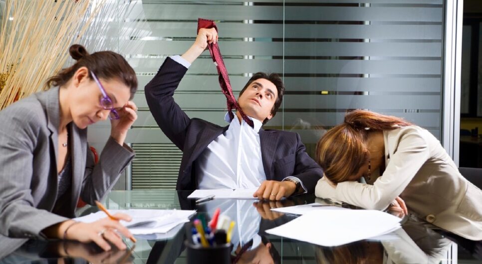 Profissionais insatisfeitos no ambiente de trabalho
