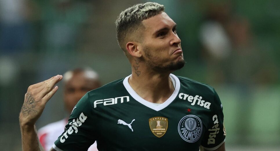 Rafael Navarro todo orgulhoso em campo pelo Palmeiras