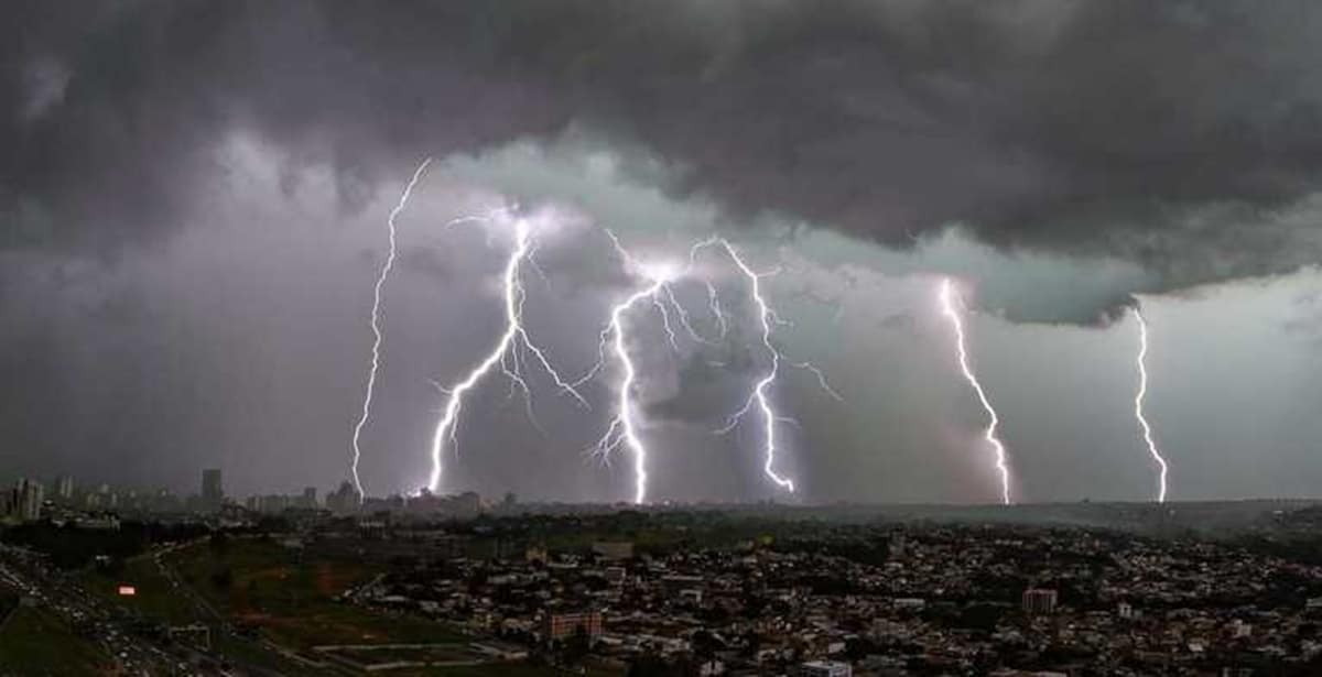 Raios elétricos sob cidade