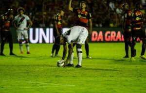 Raniel em campo (Foto: Paulo Sérgio Souza Xavier / AGIF)