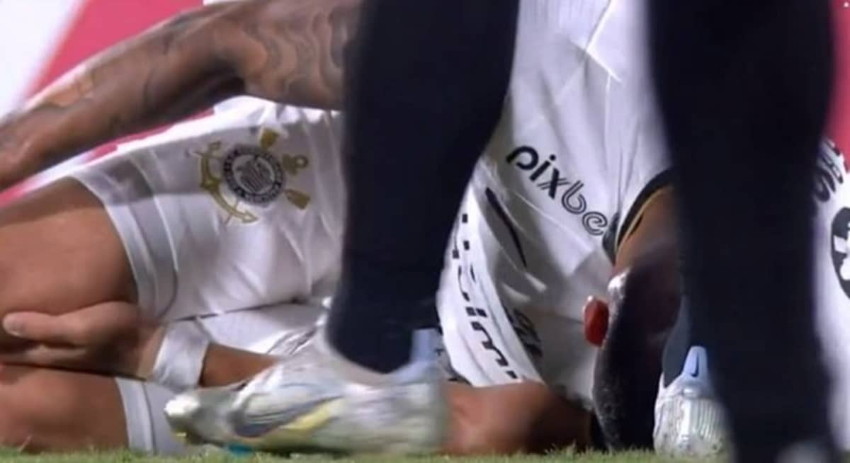 O camisa 8 do Corinthians estirado no chão aos 14 minutos do primeiro tempo na estreia da Libertadore