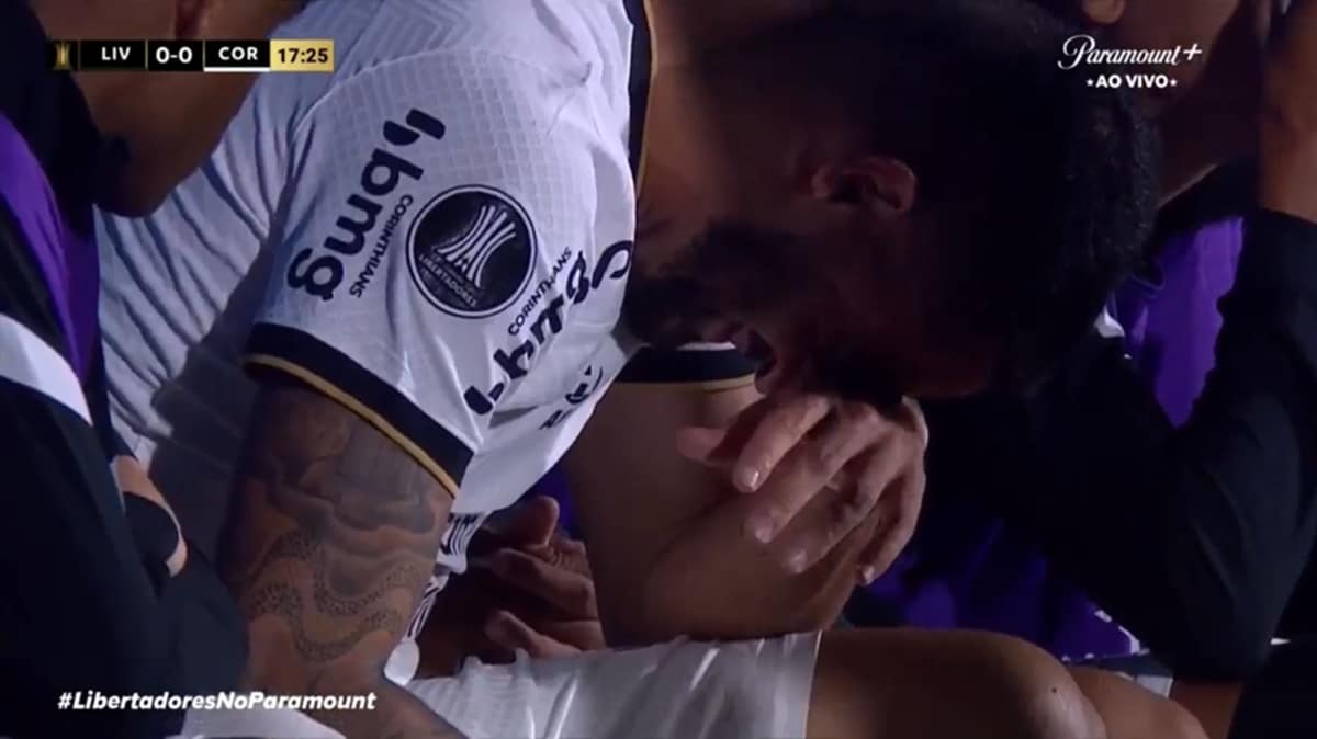 O meia chorando copiosamente de dores no joelho e por deixar partida na Libertadores