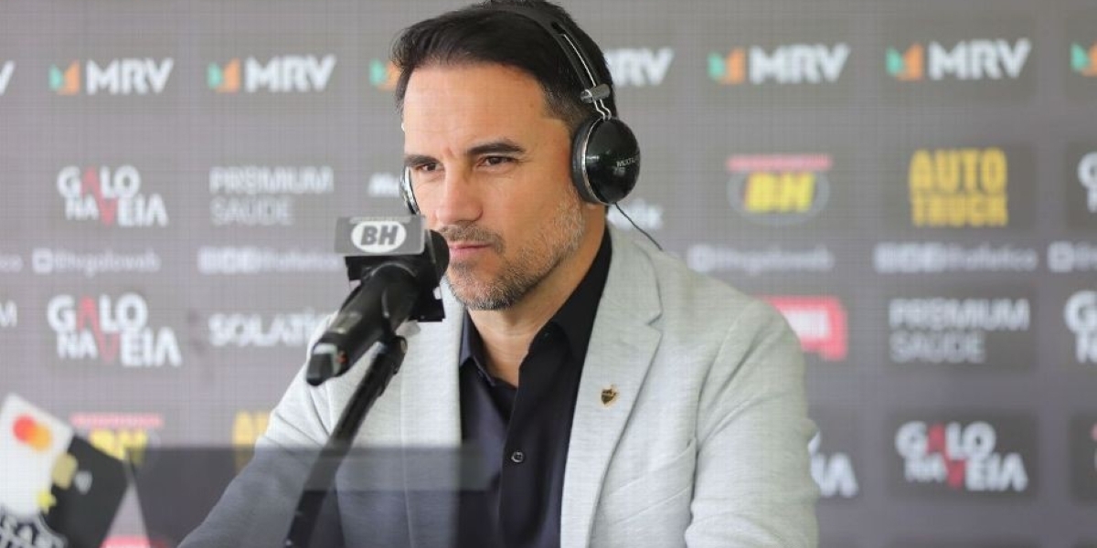 Rodrigo Caetano durante entrevista coletiva do Atlético-MG (Foto: Pedro Souza/Agência Galo/Atlético-MG)