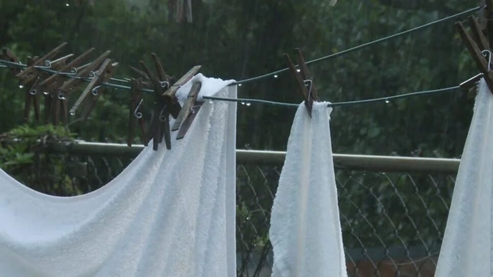 Toalhas molhadas no varal após forte chuva