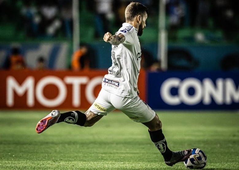 Jogador do Santos em campo pela Copa Sul-Americana