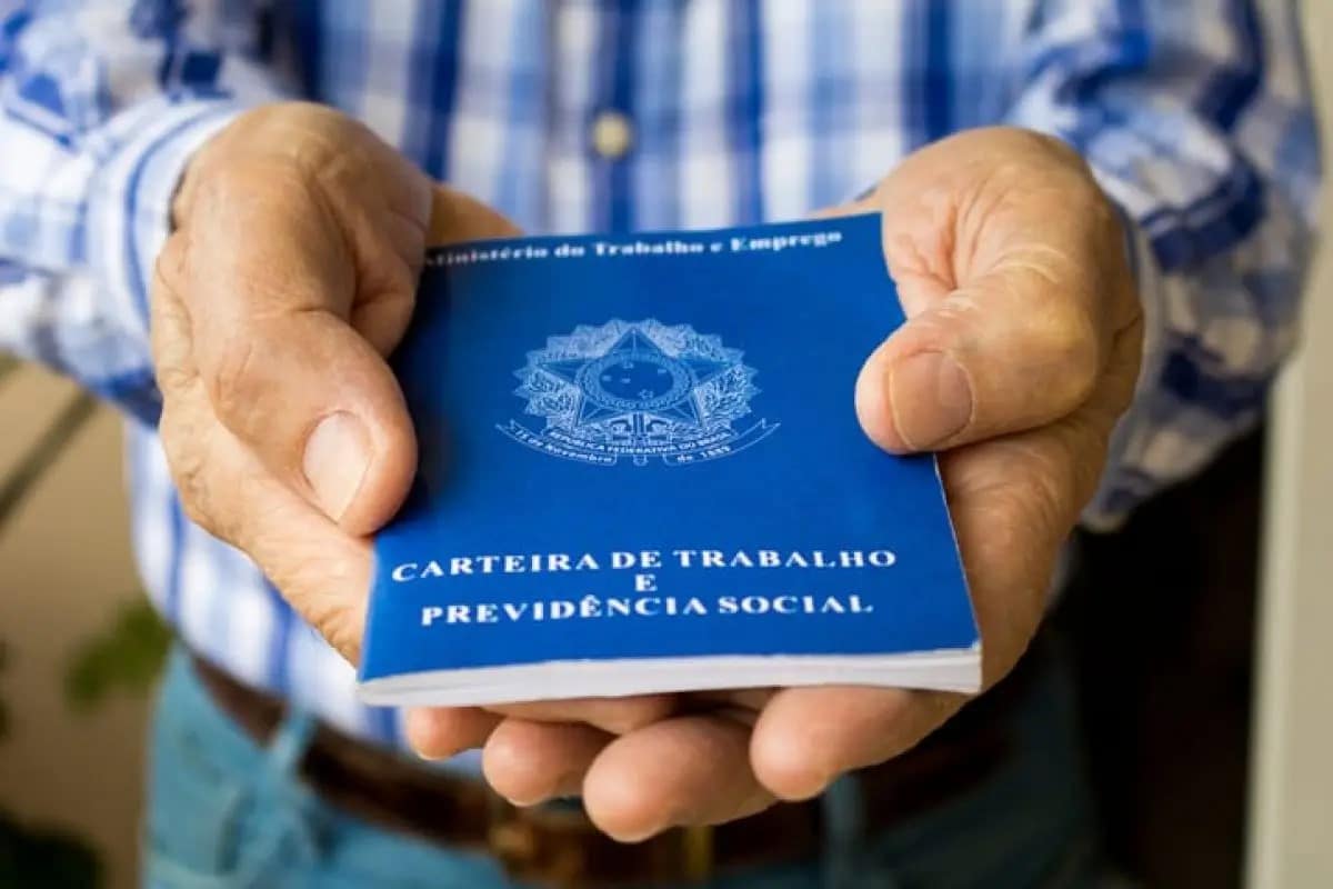 Carteira assinada oferecida aos montes em cidades (Foto: Reprodução/ Internet)