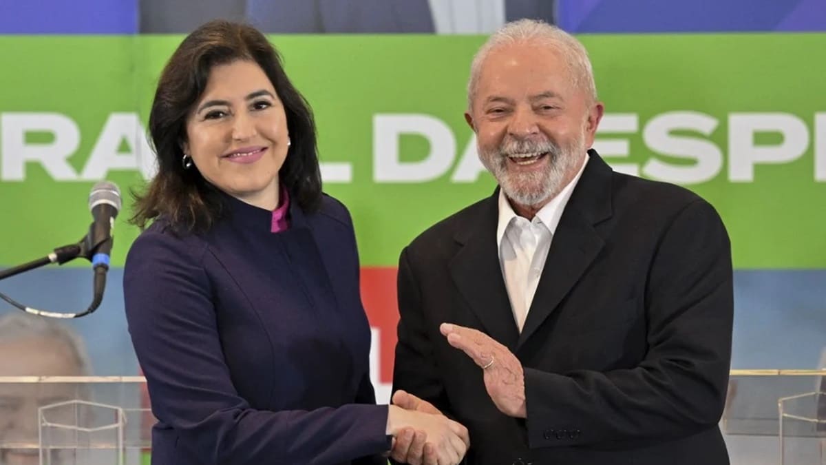 Simone Tebet, ao lado do presidente Lula (Foto: Nelson Almeida/ AFP)