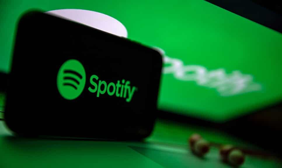 Aplicativo do Spotify aberto no computador e celular