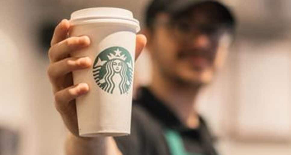 Brasil Empresa Atendente da Starbucks entregando pedido a cliente