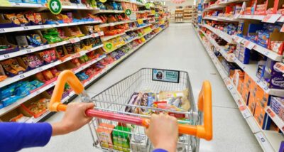 Cliente com carrinho de supermercado em corredor fazendo suas compras (Foto: Reprodução/ Internet)