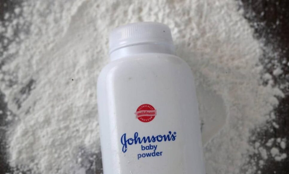 Johnson & Johnson está na Justiça após acusação de venda de talco vencido (Imagem: Reprodução)